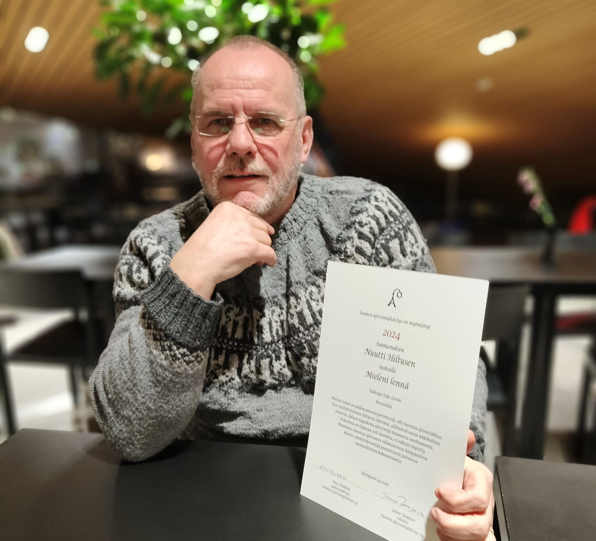 Nuutti Hiltunen kädessään kunniakirja
